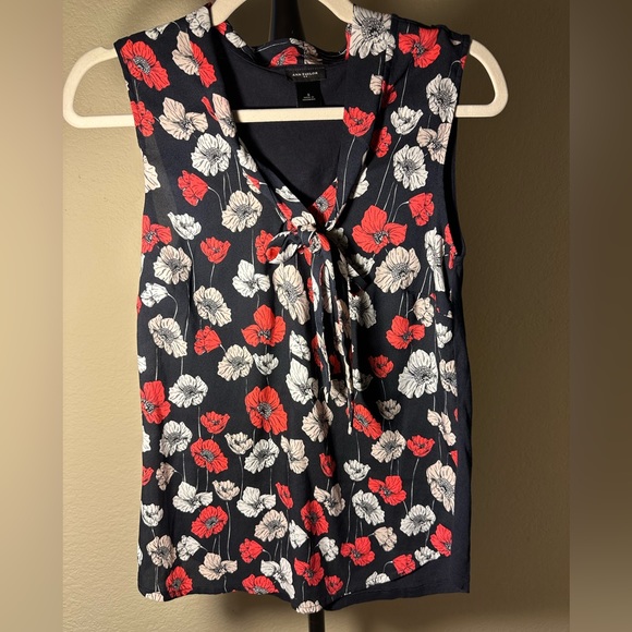 Ann Taylor Tops - Ann Taylor Sleeveless floral bouquet blouse Color: Navy Size: Small